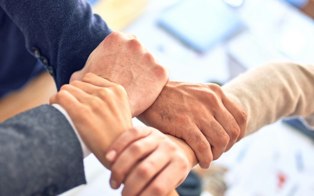 https://unsplash.com/de/fotos/person-im-schwarzen-langarmhemd-halt-die-hand-einer-person-Y5bvRlcCx8k