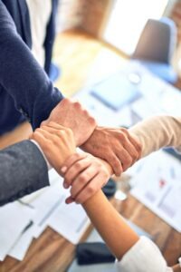 Den Schalter umlegen https://unsplash.com/de/fotos/person-im-schwarzen-langarmhemd-halt-die-hand-einer-person-Y5bvRlcCx8k