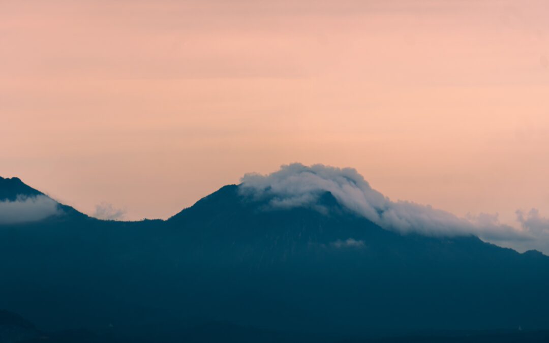 https://pixabay.com/de/photos/berg-natur-landschaft-gipfel-9247234/