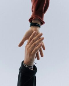 Finanzen Zwei Hände die nacheinander greifen