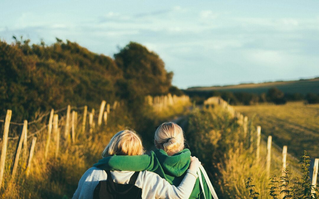 zwei Frauen die tagsüber zusammen in der Natur spazieren gehen