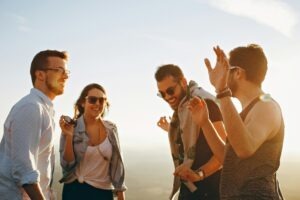 Pathologie des Ichs drei Männer und eine Frau die Tagsüber lachen