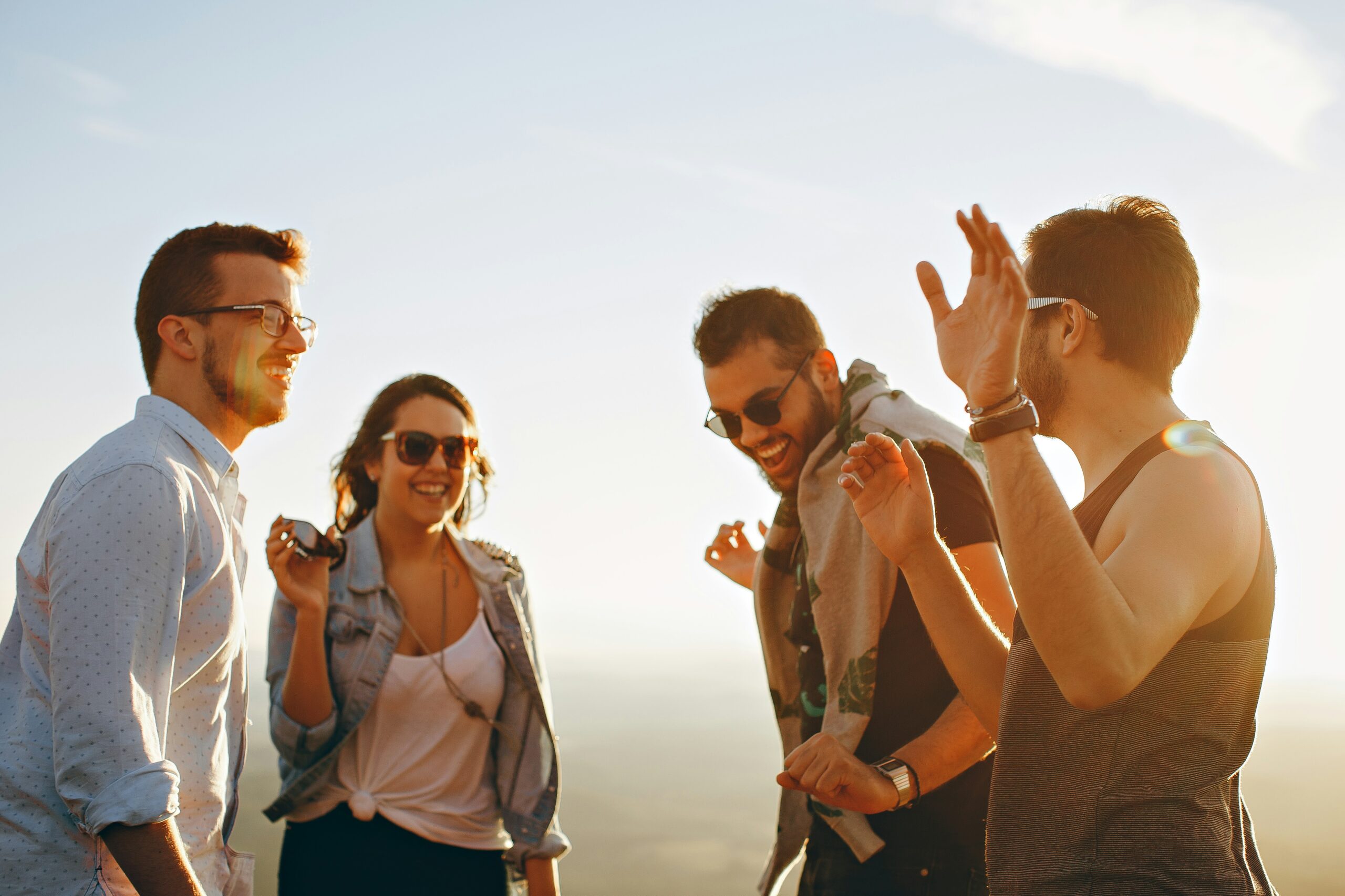 drei Männer und eine Frau die Tagsüber lachen