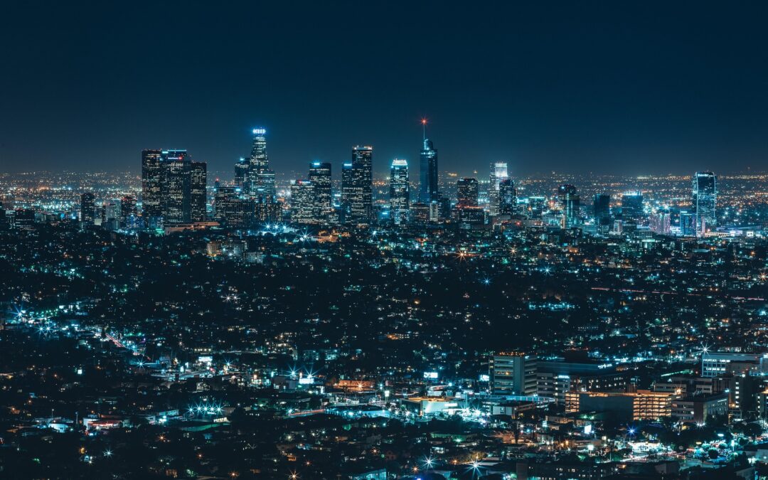 Sklyline einer Stadt bei Nacht