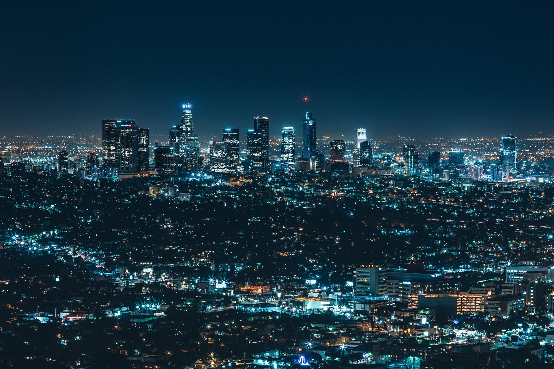Sklyline einer Stadt bei Nacht