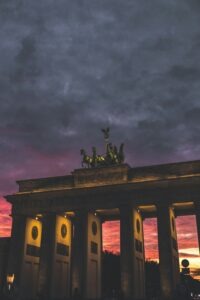 https://unsplash.com/de/fotos/braunes-und-rotes-betongebaude-unter-grauen-wolken-OEHzkQgMM8o