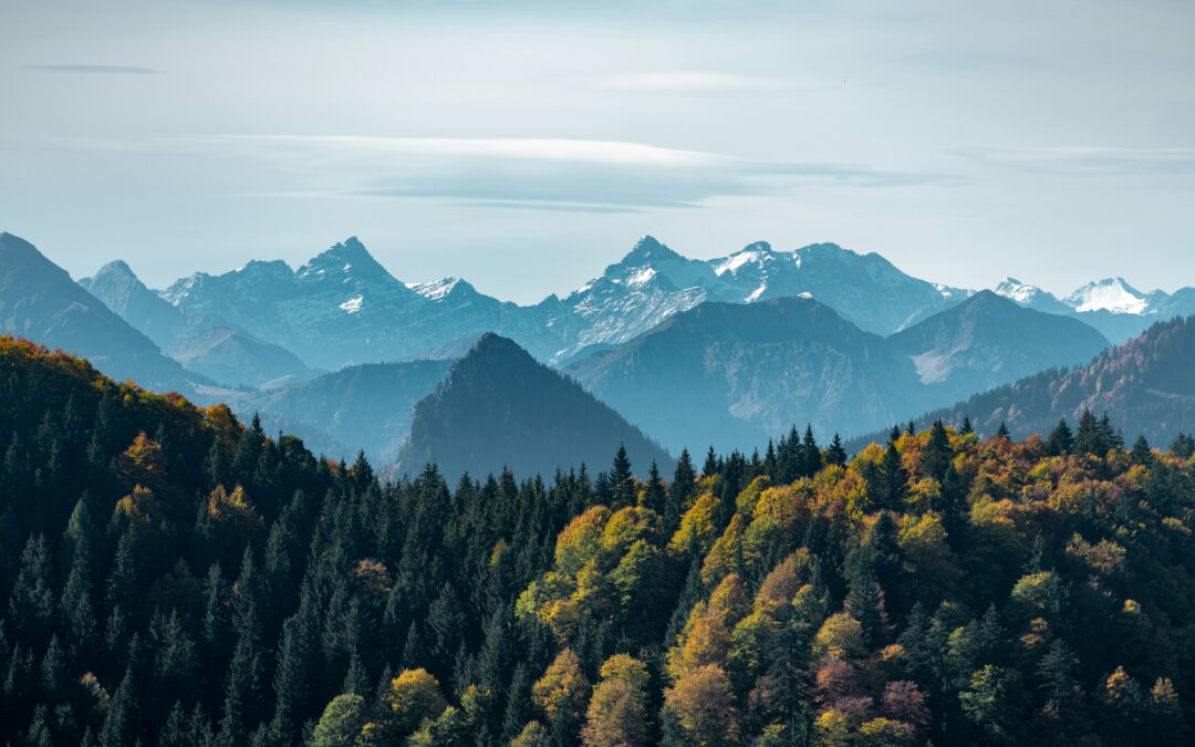 Weitwinkelfotografie einer Gebirgskette bei Tag