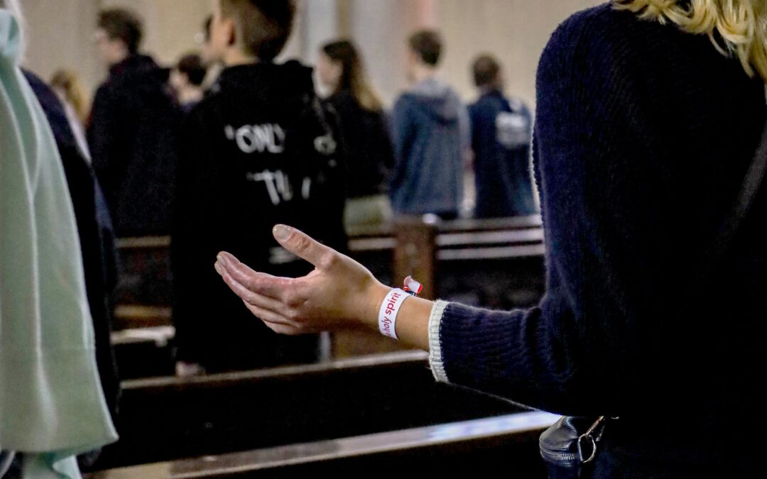 Betende Menschen in einer Kirche
