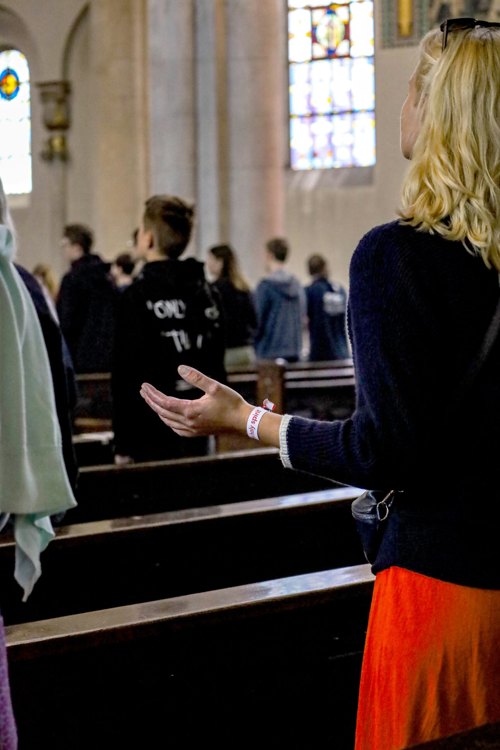 Betende Menschen in einer Kirche