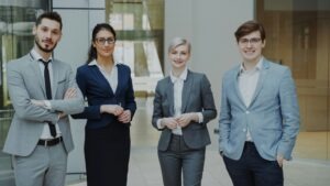 https://unsplash.com/de/fotos/vier-profis-in-business-kleidung-stehen-zusammen-gItonyvrdUA