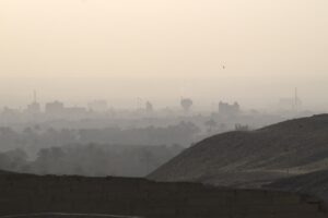 Islamismus https://unsplash.com/de/fotos/dunstiges-stadtbild-mit-fernen-gebauden-und-hugeln-TiaO_EoT3C8