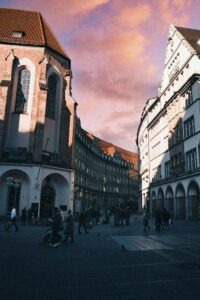 https://unsplash.com/de/fotos/eine-gruppe-von-menschen-die-eine-strasse-neben-hohen-gebauden-entlang-gehen-X13goVq4m0A