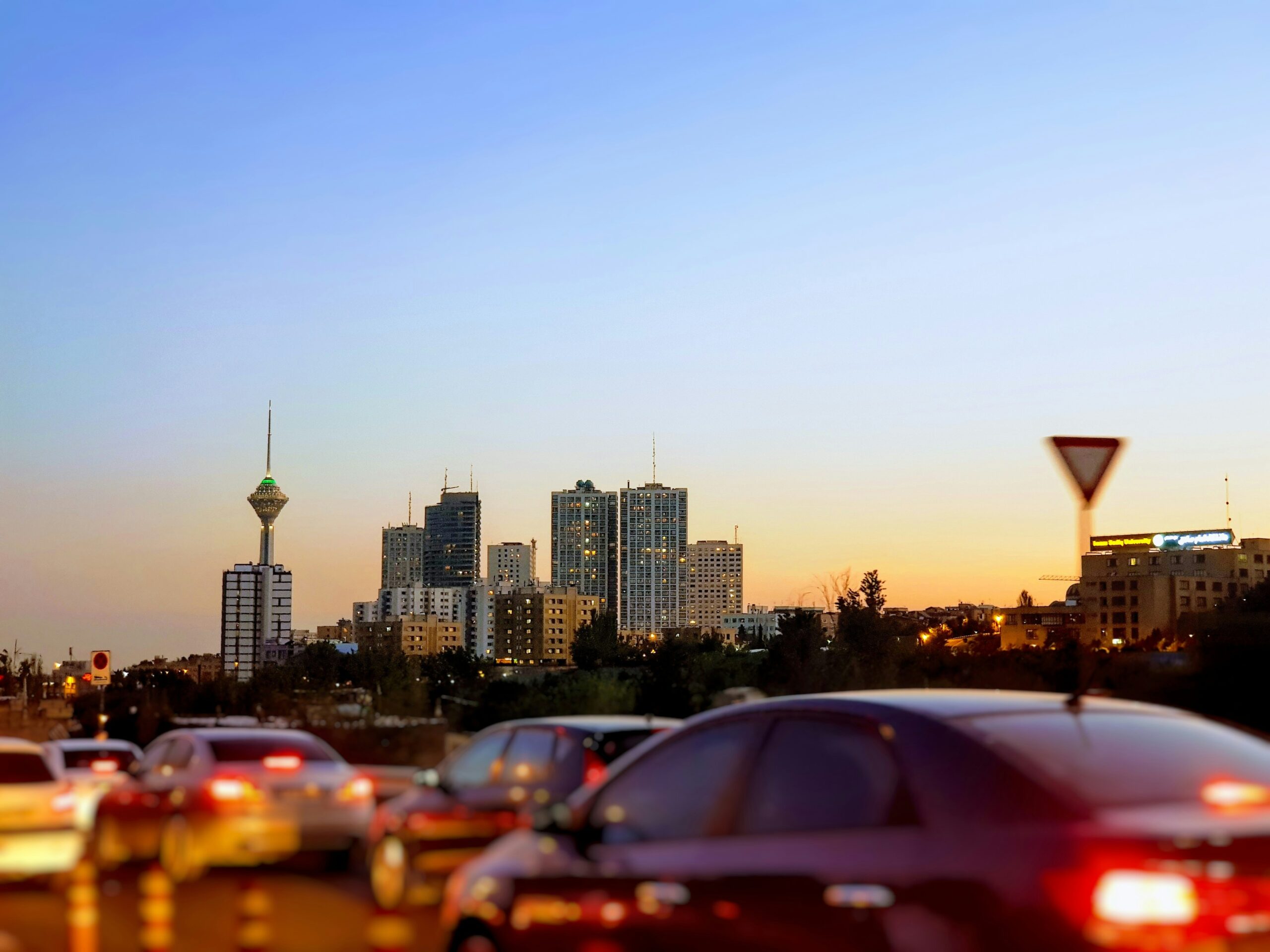 Skyline von Shanghai am Abend mit Autos