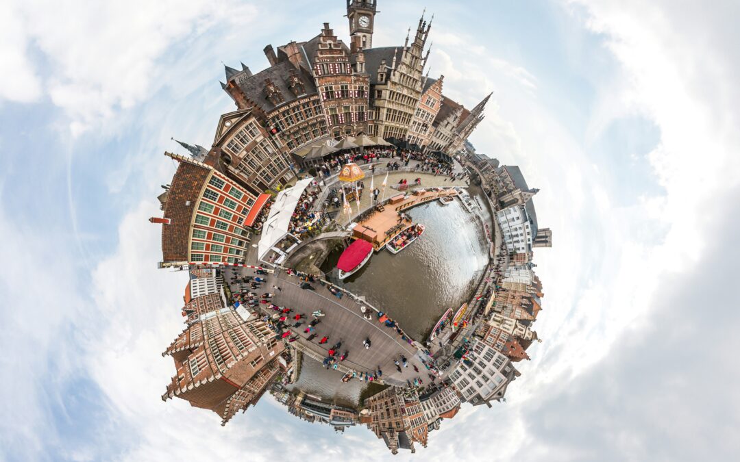 360-Grad-Fotografie eines Hafens am Fluss mit Booten