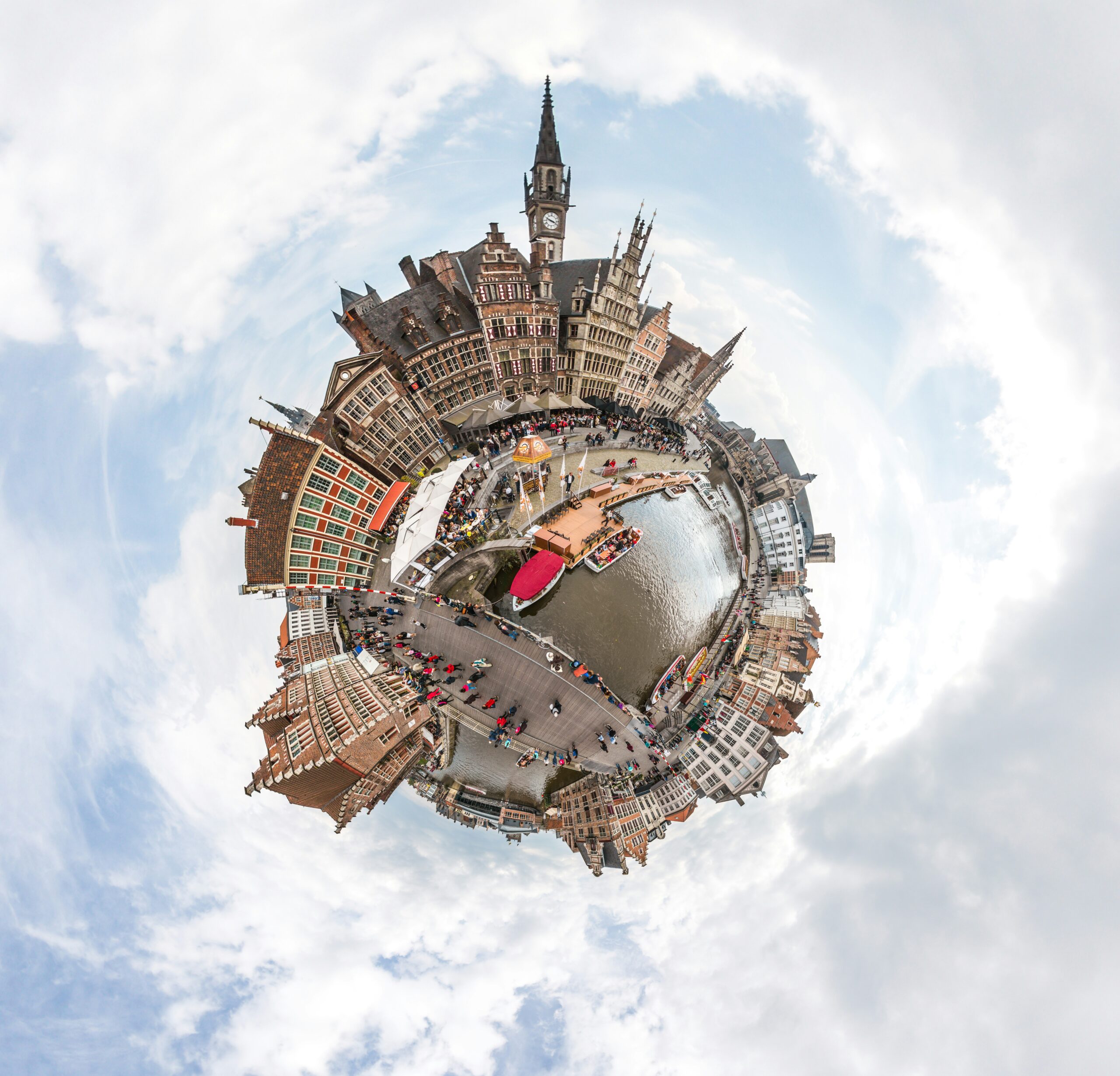 360-Grad-Fotografie eines Hafens am Fluss mit Booten