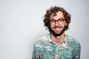 Männlichkeit Mann in blau-weißem Shirt