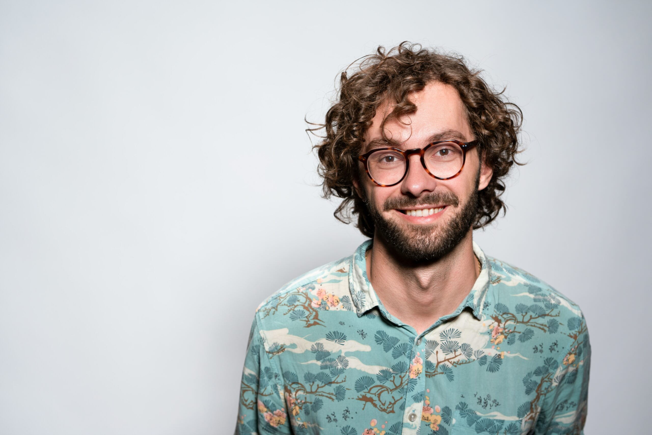 Mann in blau-weißem Shirt