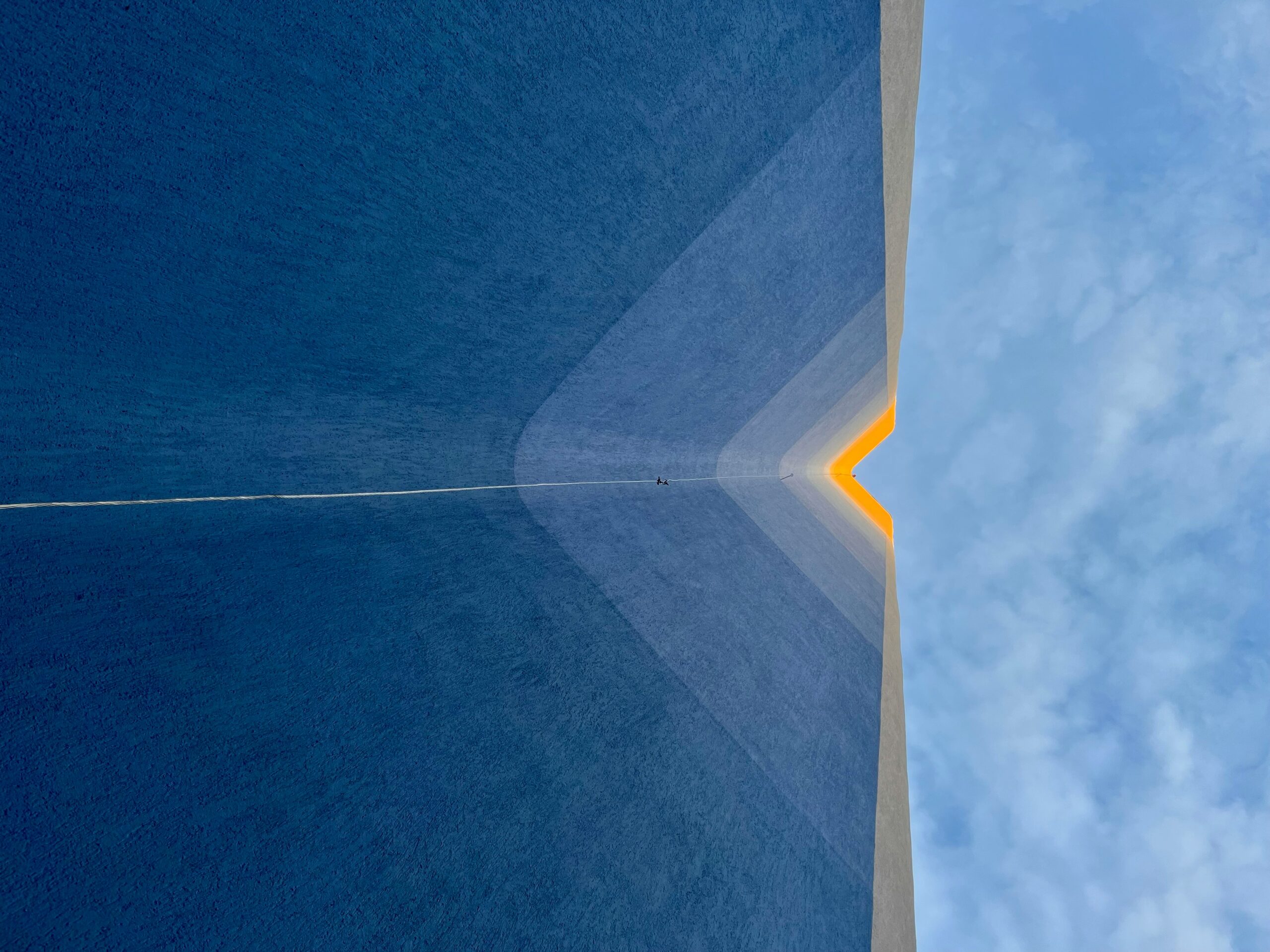 abstrakte Form vor blauem Himmel