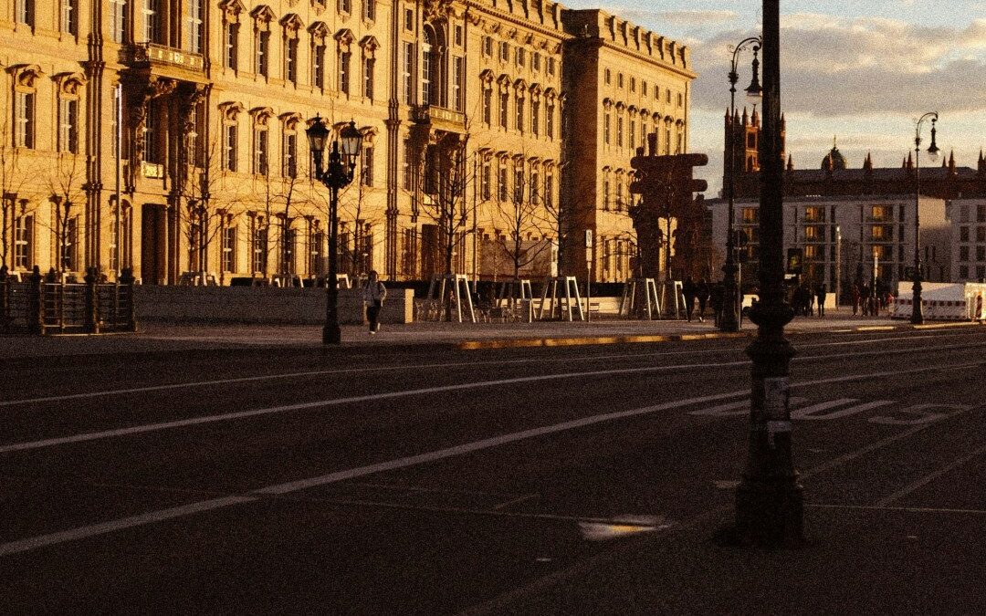 Straßenzug mit Haus und Straßenlaterne