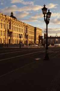 Deutschland Europa Straßenzug mit Haus und Straßenlaterne