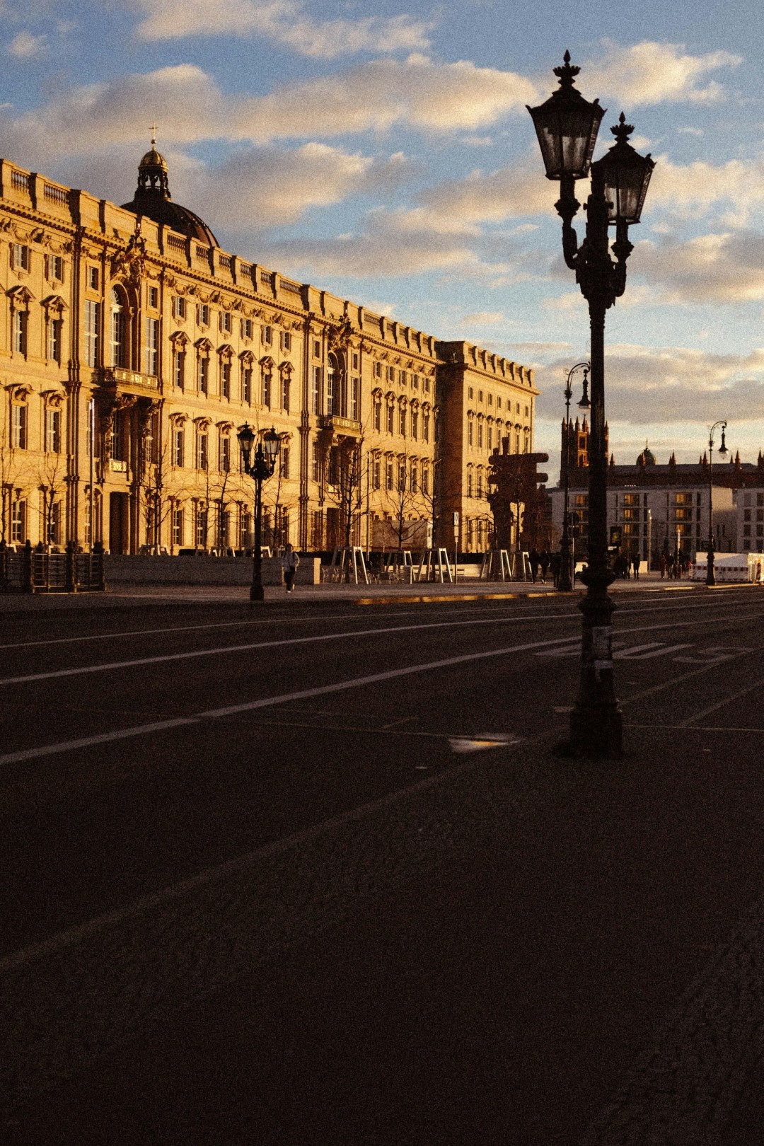 Straßenzug mit Haus und Straßenlaterne