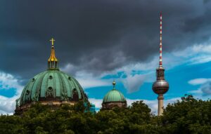 islamistische Netzwerke in Deutschland der Berliner Dom und der Fernsehturm vor einem dramatischen Himmel