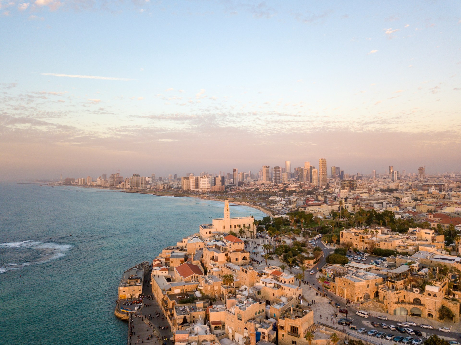 Aerial view Foto einer Stadt neben Meer