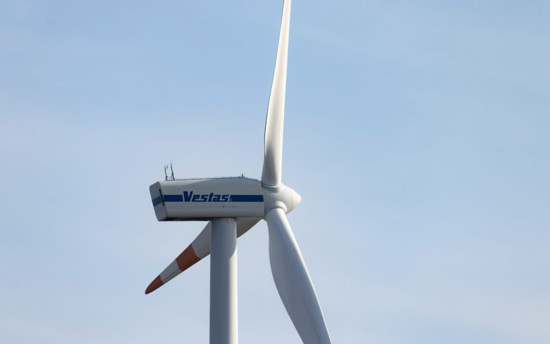 Windkraftrad vor blauem Himmel