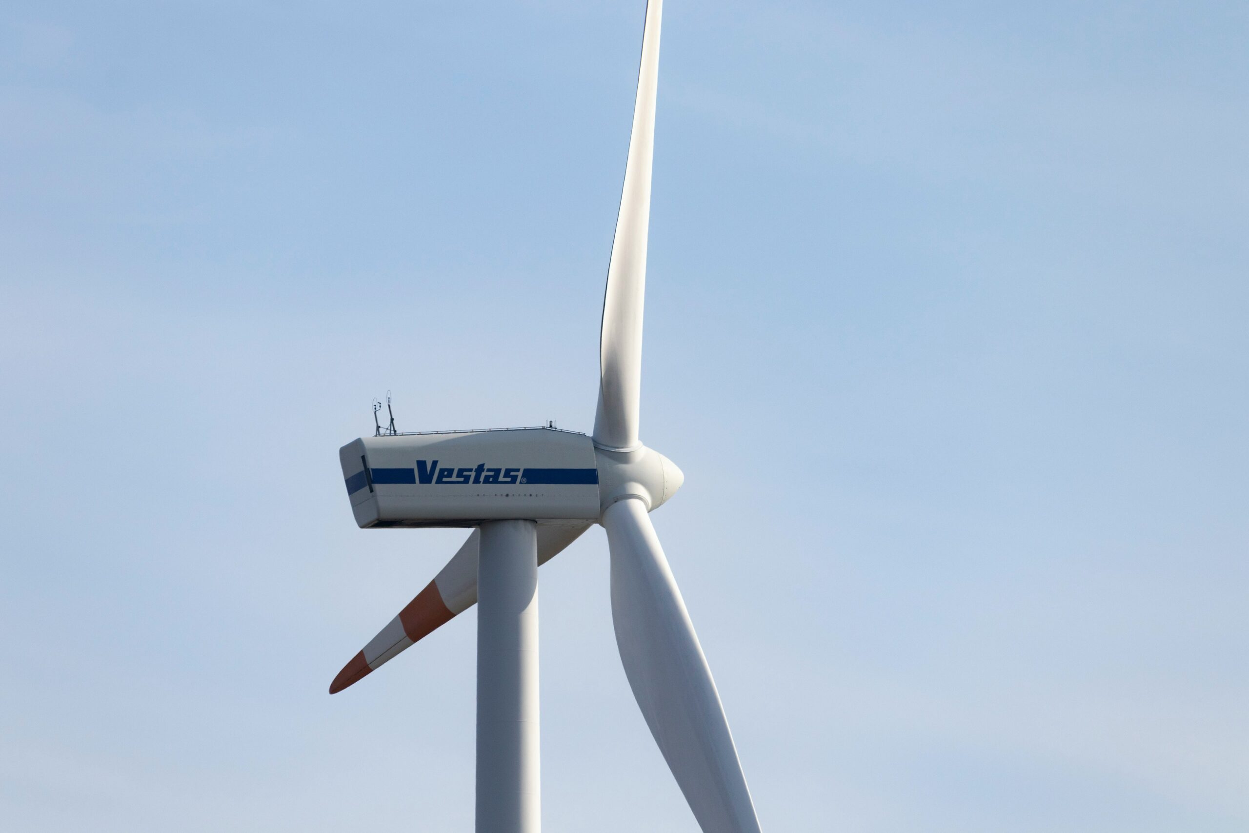 Windkraftrad vor blauem Himmel
